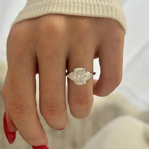 Bague élégante à trois pierres en diamant de laboratoire taille coussin de 3 carats avec pierres latérales trillons en or blanc, jaune et rose pour femme - Product Image 1