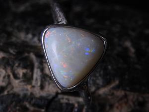 Anillo con Bisel de Ópalo Sólido Australiano - Plata - Piedra de Nacimiento de Octubre - Talla 5 de EE. UU. - Hecho a Mano, Clásico, Regalo de Boda y Fiesta para Ella - Product Image 2