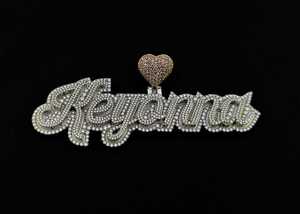 Colgante de Lujo Personalizado con Placa de Nombre Bicolor, Letra Inicial de Moissanita Totalmente Engastada, Chapado en Oro de 18K - Product Image 4