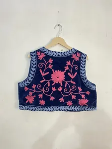 Veste Suzani bleu marine brodée à la main en coton, motif floral bohème, vêtements ethniques pour femmes, sans manches, veste courte traditionnelle - Product Image 5