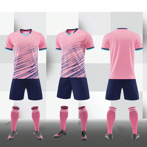 Tenue de football athlétique durable, maillot et short personnalisés avec logo d'équipe, respirant, protection UV, séchage rapide, pour l'entraînement et les matchs - Product Image 4