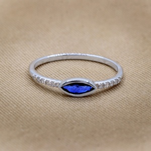 Bague en argent sterling 925 massif avec saphir bleu marquise naturel et accent de diamant serti clos, style East West, collection Memoria Jewels, vente en gros - Product Image 4