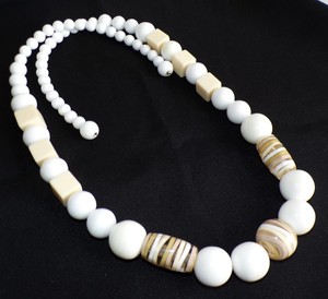 Collier de perles rondes blanches avec accents rayés et cubiques, bijoux fantaisie pour femmes, collier de perles épaisses en résine fait main, résine blanche - Product Image 5