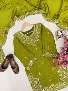 Elegante Conjunto Kurti Plazzo de Seda Chinon con Bordado de Hilo y Zari y Adornos de Perlas, Estilo Bollywood para Fiestas - Product Image 5