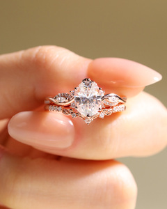 Anillo de Boda Elegante de Plata 925 Chapado en Oro con Moissanita VVS1 para Mujer, Diseño de Siete Piedras y Corte Ovalado - Product Image 3