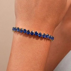 Pulsera con Dije de Zafiro Azul Corte Pera Cultivado en Laboratorio, en Plata de Ley Chapada en Oro, Joyería de Lujo con Gema Elegante para Mujer - Product Image 4