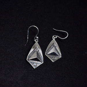 Divyansh Gems Jewellers Boucles d'oreilles pendantes géométriques triangulaires gravées à la main en argent sterling pour femme, style vintage bohème, pour tous les jours - Product Image 6