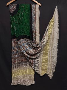 Dupatta bandhej en soie modal avec imprimé ajrakh exclusif, teinture naturelle, pallu en tissu épais, motif makdi, 2,5 mètres. - Product Image 2
