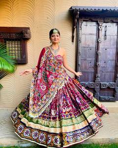 Ensemble Lehenga Choli en coton mousseline, imprimé numérique, travail de miroir, bordure en dentelle, dupatta, longueur au sol, pour fêtes et mariages - Product Image 1
