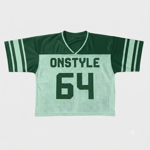 Maillot de football sportif rouge et blanc en maille, style vintage, col en V, crop top athlétique, streetwear décontracté, tenue de sport, t-shirt d'entraînement - Product Image 4