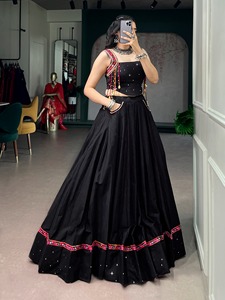 Tissu en pur coton avec travail de miroir et dentelle Kutchi & détails de pompons faits main multicolores, prêt à porter, Lehenga Choli pour Navratri - Product Image 5