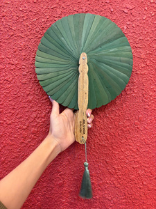 Éventail en feuille de palmier 100 % naturel fait main avec pompon et logo gravé – Mélange de couleurs personnalisé disponible pour les mariages, événements et centres de villégiature - Product Image 5