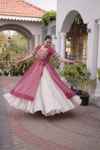 Lehenga Choli de diseño étnico tradicional indio, colección Navaratri, con estampado Bandhani y diseño Kutchi para mujeres, ropa elegante. - Product Image 4