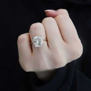 Anillo Solitario de Oro Blanco Sólido de 14K con Diamante de Laboratorio Corte Cojín de 4.51 Ct, Claridad VVS2, Certificado IGI, Engaste Corona de 4 Puntas - Product Image 6