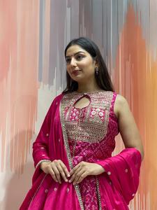 Exclusivo conjunto de blusa larga estilo Banjara de seda rusa Chaniya Choli con dupatta bordada para boda, para mujer. - Product Image 6