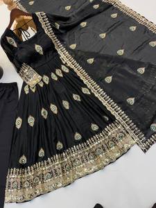 Robe Anarkali noire brodée pour femme, longueur ras du sol, style traditionnel indien pakistanais, coupe ample, en polyester extensible - Product Image 5