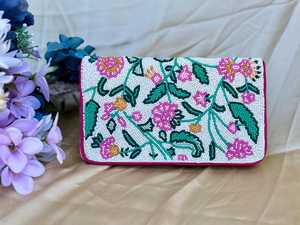 กระเป๋าคลัทช์ลูกปัดทำมือ MS Handicraft ลายดอกไม้สีชมพู ประดับด้วยลูกปัดแก้ว รูปทรงตามสั่ง - Product Image 3