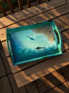 Bandeja de resina con diseño de tiburón, estilo costero, con asa de madera, para servir o decorar. - Product Image 3