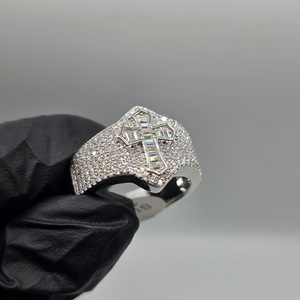 Anillo de compromiso y boda de plata de ley 925 con baño de rodio y engaste pavé de circonitas talla baguette. Moissanita de Lujo Estilo Hip Hop - Product Image 4