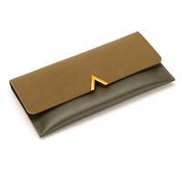 Portefeuille en cuir fin et compact pouvant contenir jusqu'à douze cartes, avec un système d'éjection rapide par bouton-poussoir, étanche et durable