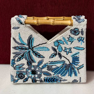Fabricante de Bolsos de Mano con Cuentas Azules, Motivo Botánico, Bolsos de Resort, Venta al por Mayor, OEM, Bolsos Artesanales, Exportación, Marca Privada, Suministro a Granel - Product Image 1