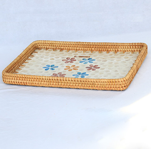 Plateau rectangulaire en rotin tressé à la main avec une base en mosaïque de fleurs en nacre colorée, disponible à prix de gros - Product Image 1