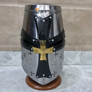Casco Grande de Cruzado Medieval Hecho a Mano, Armadura de Caballero Templario de Acero Suave con Detalles de Latón para Cosplay, Reenactamiento y Coleccionismo - Product Image 1