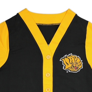 เสื้อคาร์ดิแกนถักนิตติ้งผ้าฝ้ายโพลีเอสเตอร์เนื้อนุ่ม สีดำและลายทอง  แบบสั่งทำพิเศษ (OEM) ปักโลโก้ตัวอักษรกรีก สำหรับชมรมนักศึกษา สไตล์ลำลอง ไซส์พลัส - Product Image 2