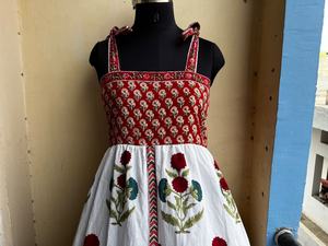 Vestido largo maxi de algodón rojo con estampado floral, tirantes ajustables, cuello cuadrado y borlas, estilo indio. - Product Image 4