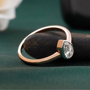 แหวนเพชรเม็ดเดี่ยวทรงลูกแพร์ 0.56 กะรัต เพชรเลี้ยงในห้องปฏิบัติการ ทอง 14K ความใส VVS-VS สี DEF ตัวเรือนแบบหนามเตย สำหรับแหวนหมั้นที่ได้รับการรับรอง สีเหลือง - Product Image 3
