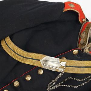 Blazer gothique de style Hussar pour femme, en laine, avec boutons dorés ornés et col rouge. - Product Image 3