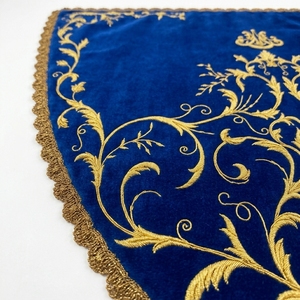 Escudo Decorativo Bordado en Terciopelo Azul con Adorno Floral Dorado y Borde Festoneado, Accesorio para Disfraz de Adulto - Product Image 2