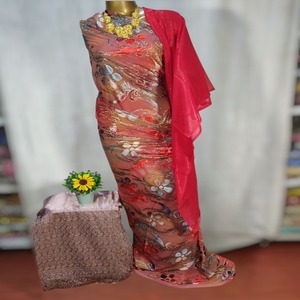 Design floral combiné bleu et jaune avec un ton de couleur attrayant somalien Maqbal Velvet Dirac Tissu de robe doux et soyeux - Product Image 5