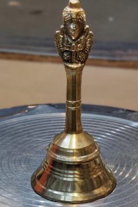 Campana de latón pulido hecha en India para uso en iglesias y mandirs de pooja, a precio mayorista y directo de fábrica desde India. - Product Image 5