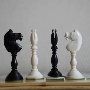 Tablero de Ajedrez Rectangular Rústico y Ecológico de ILAHI, Hecho a Mano con Madera Pura al 100%, Estilo Animal/Amor, Tamaño Personalizado - Product Image 1