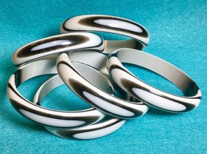 Nuevas Pulseras de Acrílico Modernas y Elegantes en Blanco y Negro, Patrón de Espiral Blanco y Negro, Joyería de Moda Unisex para Mujer - Product Image 2