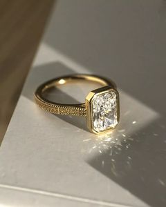 Anillo de Compromiso con Diamante Cultivado en Laboratorio Radiante, Anillo de Boda de 3.50 Quilates, Oro Amarillo de 14k, Joyería para Regalo de Fiesta - Product Image 2