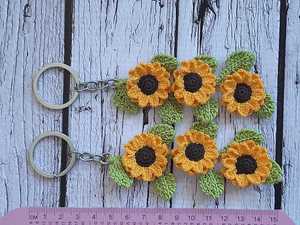 Porte-clés tournesol au crochet fait main en fil de coton doux, design traditionnel, respectueux de l'environnement, pour décoration de sac - Product Image 3
