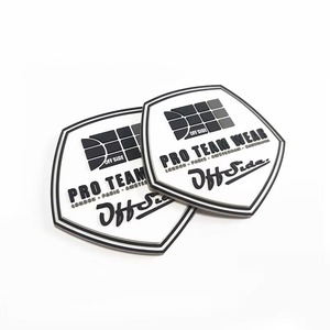 Nouveaux badges en silicone personnalisés en gros, avec logo, motifs cœur, fleur et lettres, pour vêtements de mode, prix usine. - Product Image 4