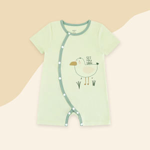 Combinaison bébé ALB03 avec imprimé de dessins animés, col rond classique, boutons latéraux, manches courtes, tissu doux et respirant - Product Image 1