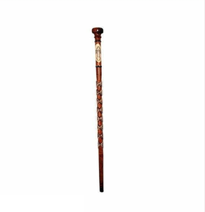Cette canne de marche en bois brun artisanal de qualité supérieure présente une poignée en forme de créature en bronze antique, disponible au prix de gros. - Product Image 3