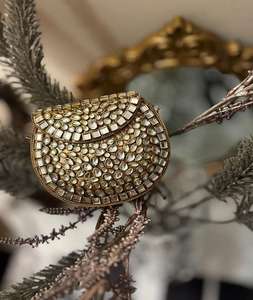 Elegante bolso clutch con trabajo kundan y detalles intrincados, perfecto para bodas, fiestas y ocasiones festivas. - Product Image 3