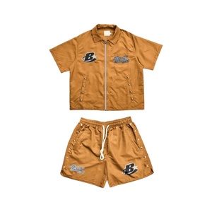 Ensemble deux pièces personnalisé pour homme 2026 – Survêtement en satin uni avec impression sérigraphiée, chemise à manches courtes zippée et short cargo - Product Image 4