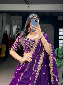 Lehenga Choli de Seda Natural al por Mayor para Bodas con Lentejuelas, Bordado de Hilo y Doble Cancan, Suministro a Granel desde India - Product Image 3