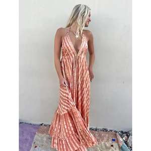 เดรสยาวผ้าฝ้ายแท้ 100% ลายมัดย้อมสีสันสดใส สไตล์สนุกสนานและอิสระ คอแบบผูก สายคล้องคอ ทรงหลวมพลิ้วไหว - Product Image 5