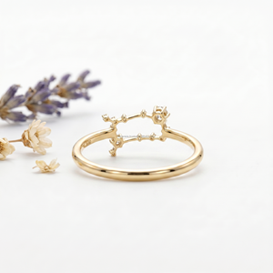 Bague Signe Astrologique Gémeaux Tendance – Bijou Fin pour les Créateurs de Mode – Or et Diamants – Pièce Maîtresse – Cadeau pour les Amateurs d'Astrologie - Product Image 1