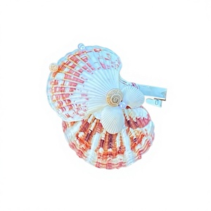 Pinza para el pelo de concha marina, pinza para el pelo de concha marina de moda hecha a mano con detalle de garra de cangrejo para la moda costera de verano y regalos temáticos del océano - Product Image 1