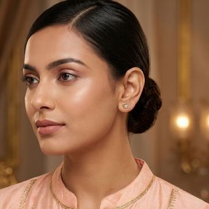 Boucles d'oreilles clous en or jaune avec diamants de laboratoire en forme de triangle et grappe - Product Image 5