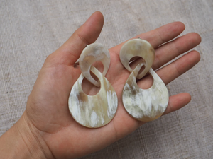 Modernos pendientes ecológicos hechos a mano con forma de espada de cuerno de búfalo para bodas, fiestas, regalos de compromiso de Perfect Enterprises. - Product Image 3