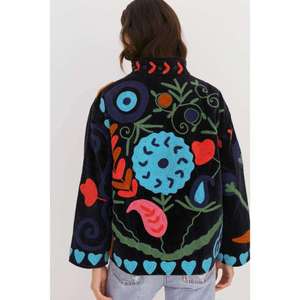 Chaqueta de Algodón Negro de Lujo con Bordado Suzani, Hecha a Mano, con Diseño Floral Multicolor, Estilo Bohemio para Mujer - Product Image 3